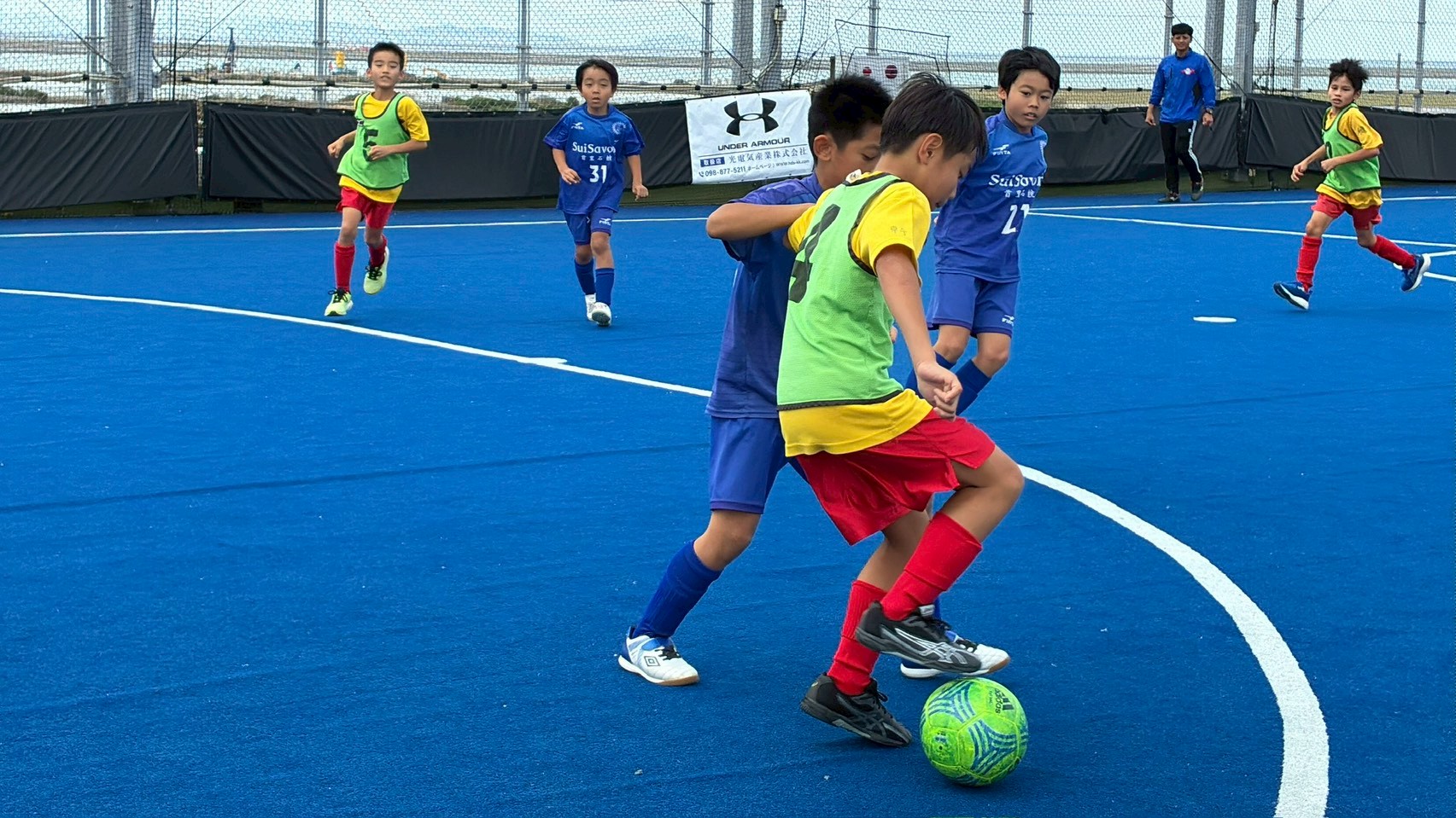 ドリブル練習をする子どもたち