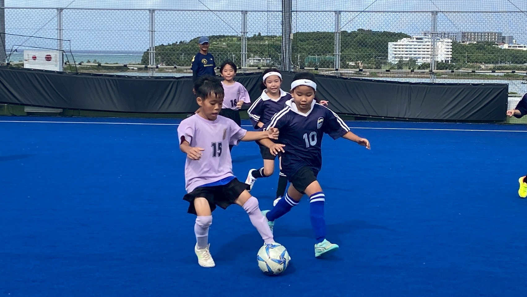 ボールを追いかける子どもたち