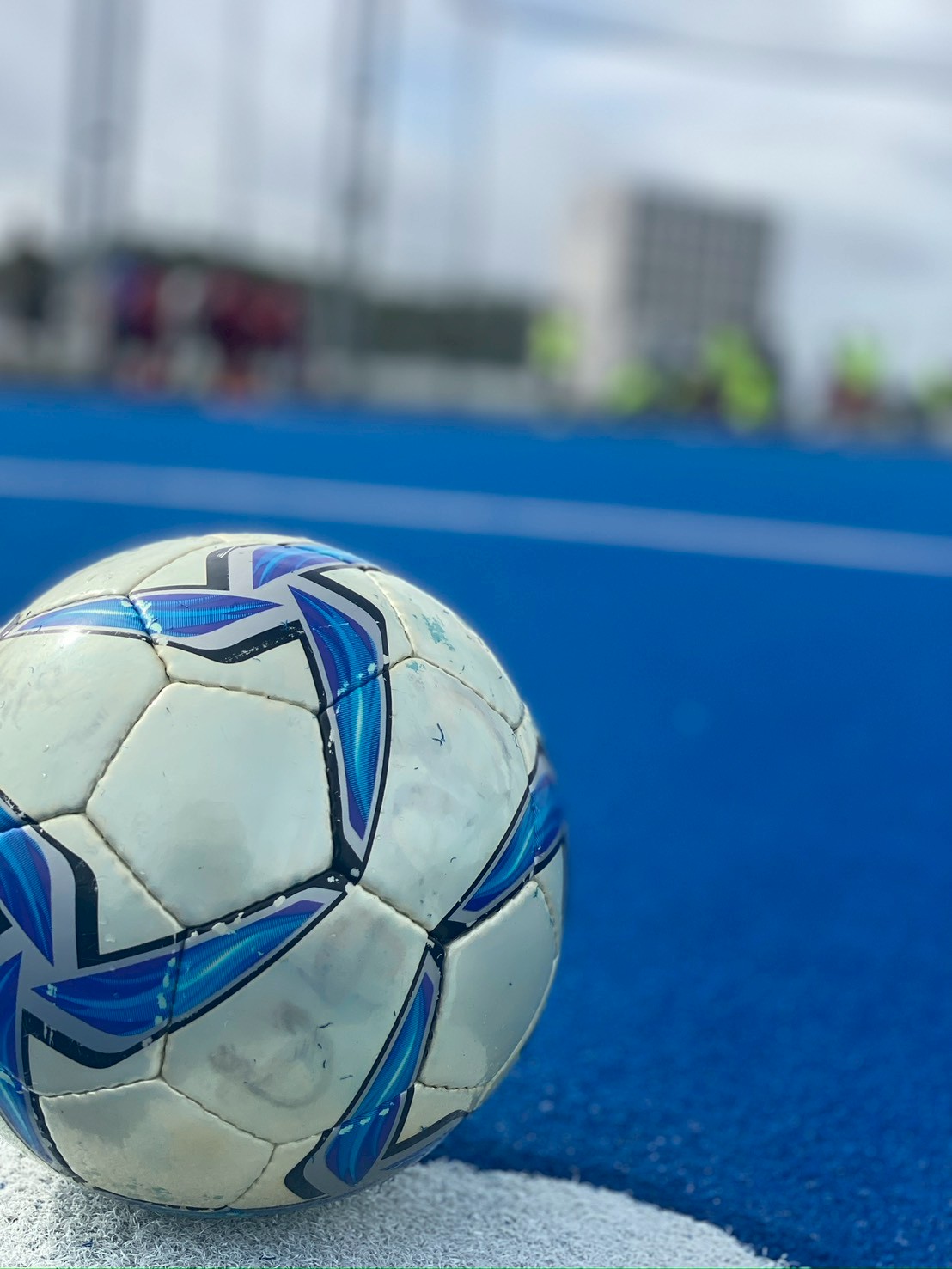 コートの上のサッカーボールのクローズアップ